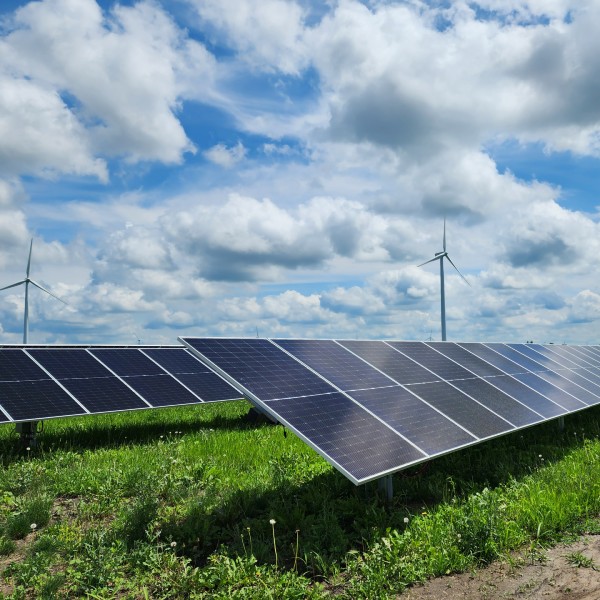 King size' photovoltaics: building 1.3 GW peak of solar power capacity in  the USA